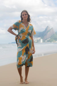Animal Print pattern with yellow, blue, white and black spots - one size only. Dress for women or girls with transpassed, envelope style. Dress with short sleeves. You can wear as a beach cover up or to go out. Dress material: Viscolin. Made in Brazil.